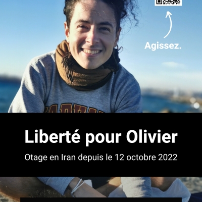 Photo d'Olivier avec bandeau indiquant Liberté pour Olivier Otage en Iran depuis le 12 octobre 2022. En haut à droite se trouve un QR code, une flèche y pointe avec le texte Agissez