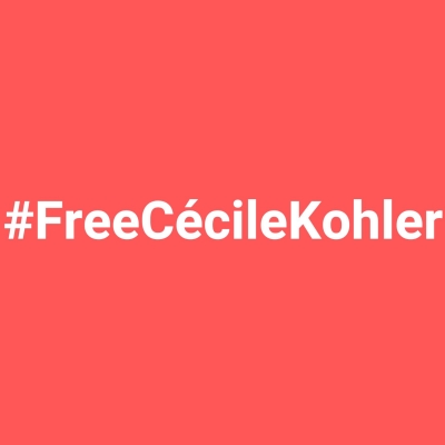 Image avec le texte # Free Cécile Kohler sur fond rouge