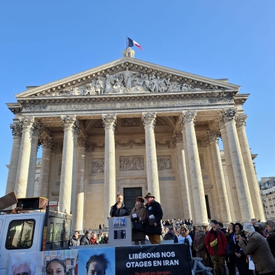 Louis Arnaud au micro, à côté se tiennent Thérèse et Alain Grondeau, les parents d'Olivier