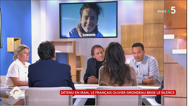 Capture écran de l'émission C à vous sur France 5. En arrière-plan sur une télévision, la photo d'Olivier