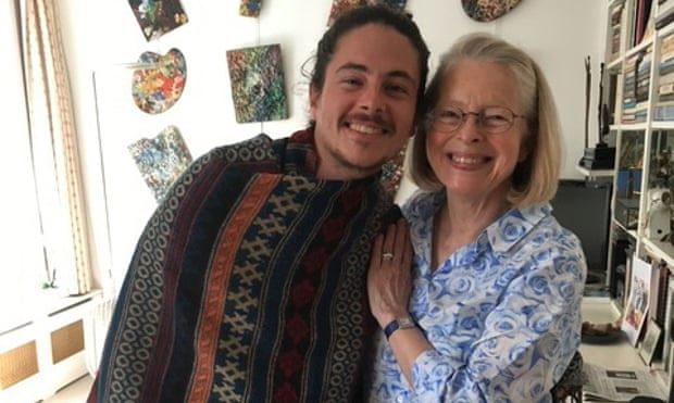 Olivier et sa maman souriant côte à côté, en intérieur